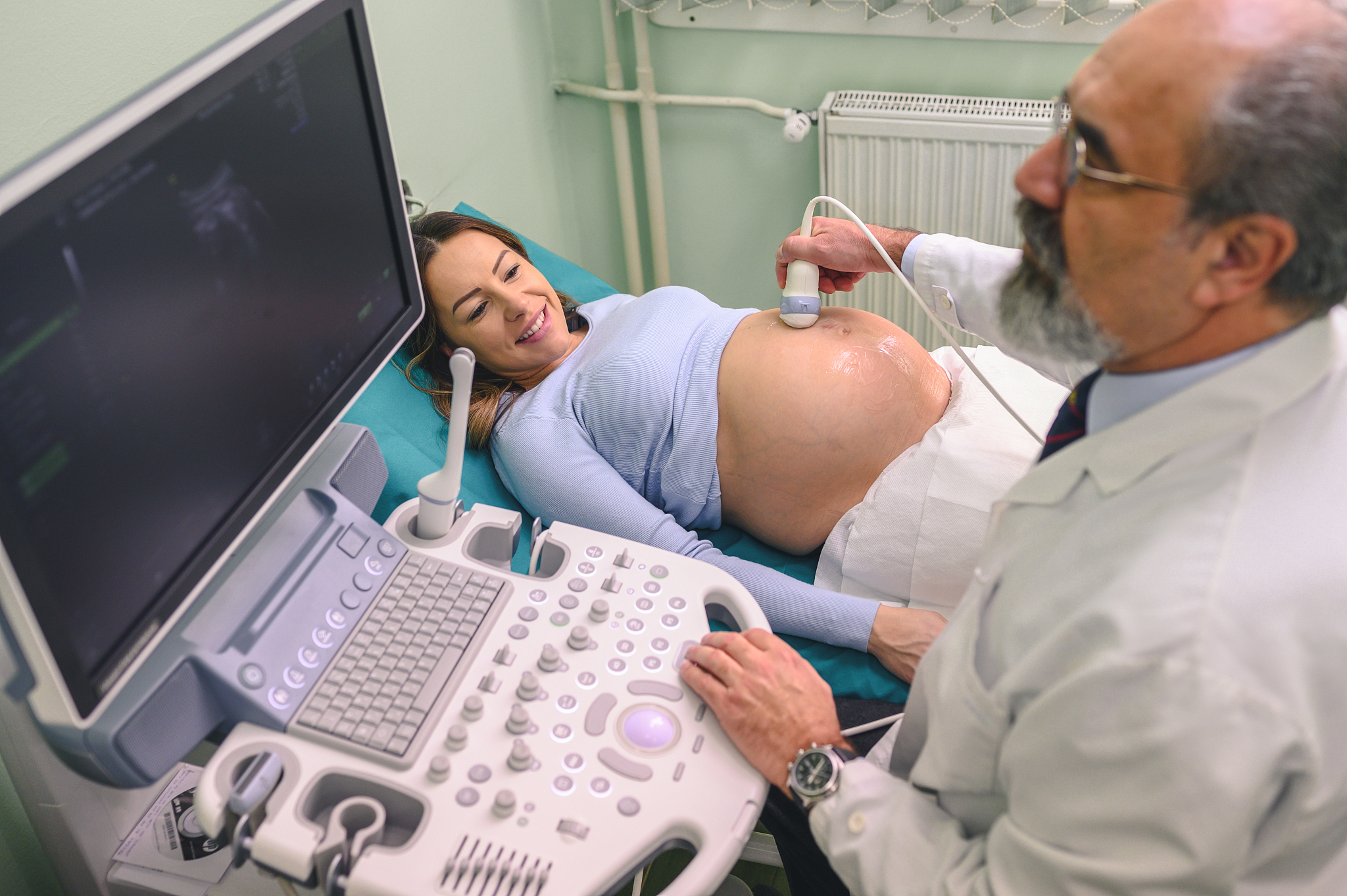 重庆卫生学校高级护理专业就业方向解析：高薪职业等你来！