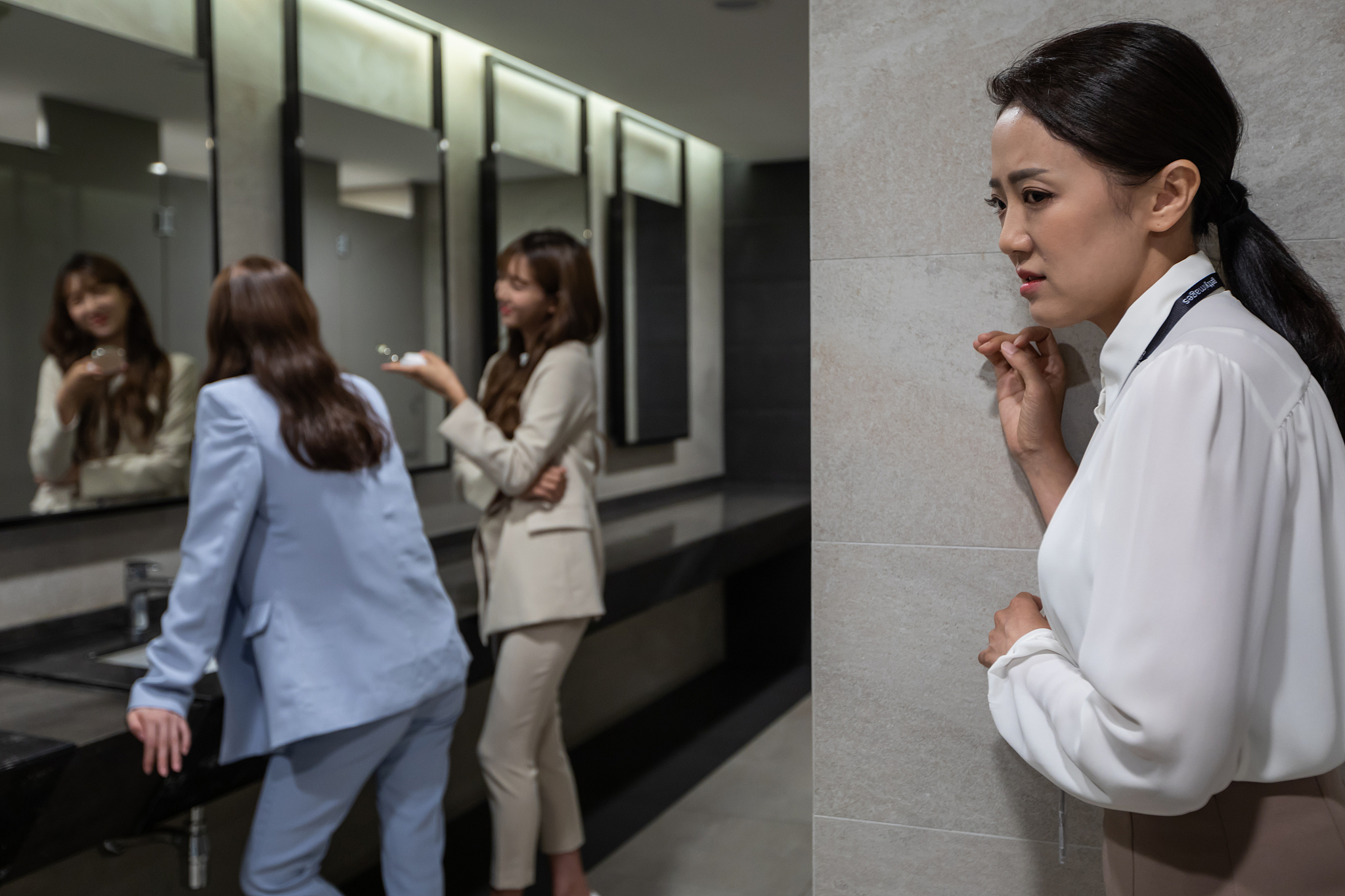 我是男的在卫生间碰见女领导该怎么做最合适