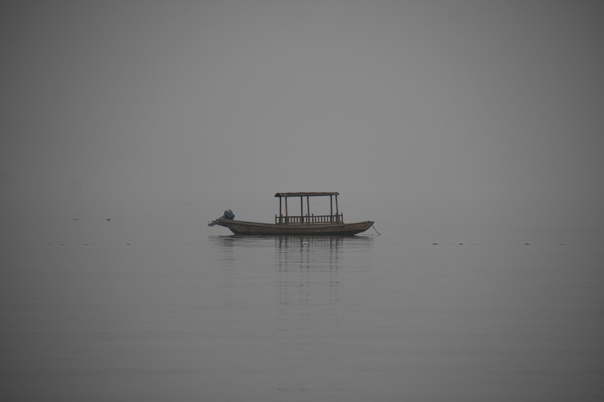 我给你一段文字能帮忙修改一下内容吗 轻舟已过万重山 怎样使用现代语言进行描述