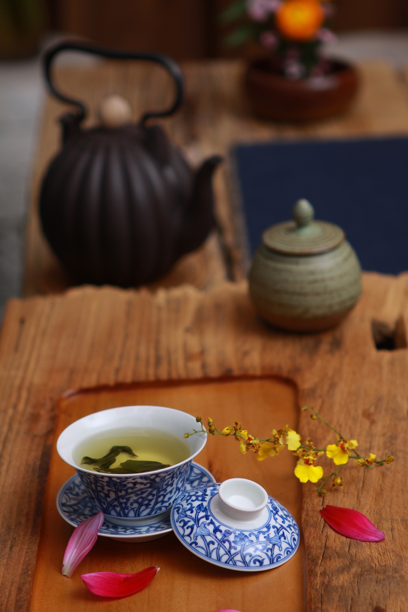 明前龙井茶与香薰