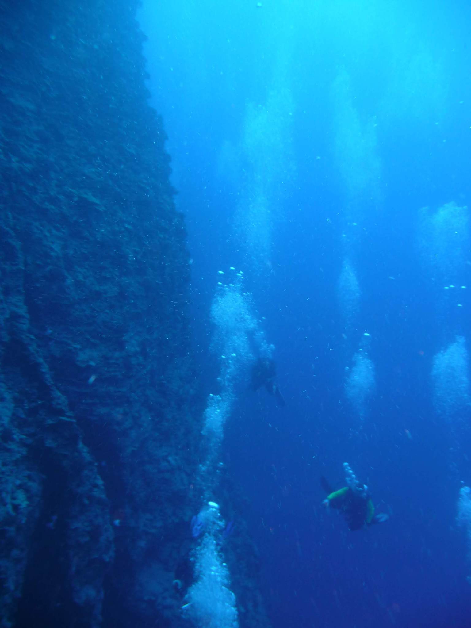 scuba diving the wall in maui