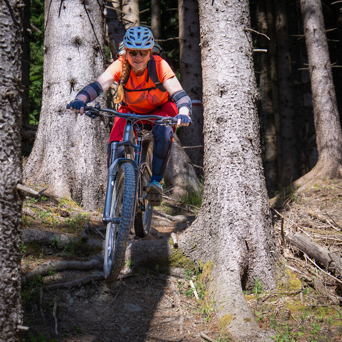 我们主打车型是山地车寓意天方地圆取的首字母MM形状像山倾斜的M设计代表了蜿蜒的山道也代表了速度