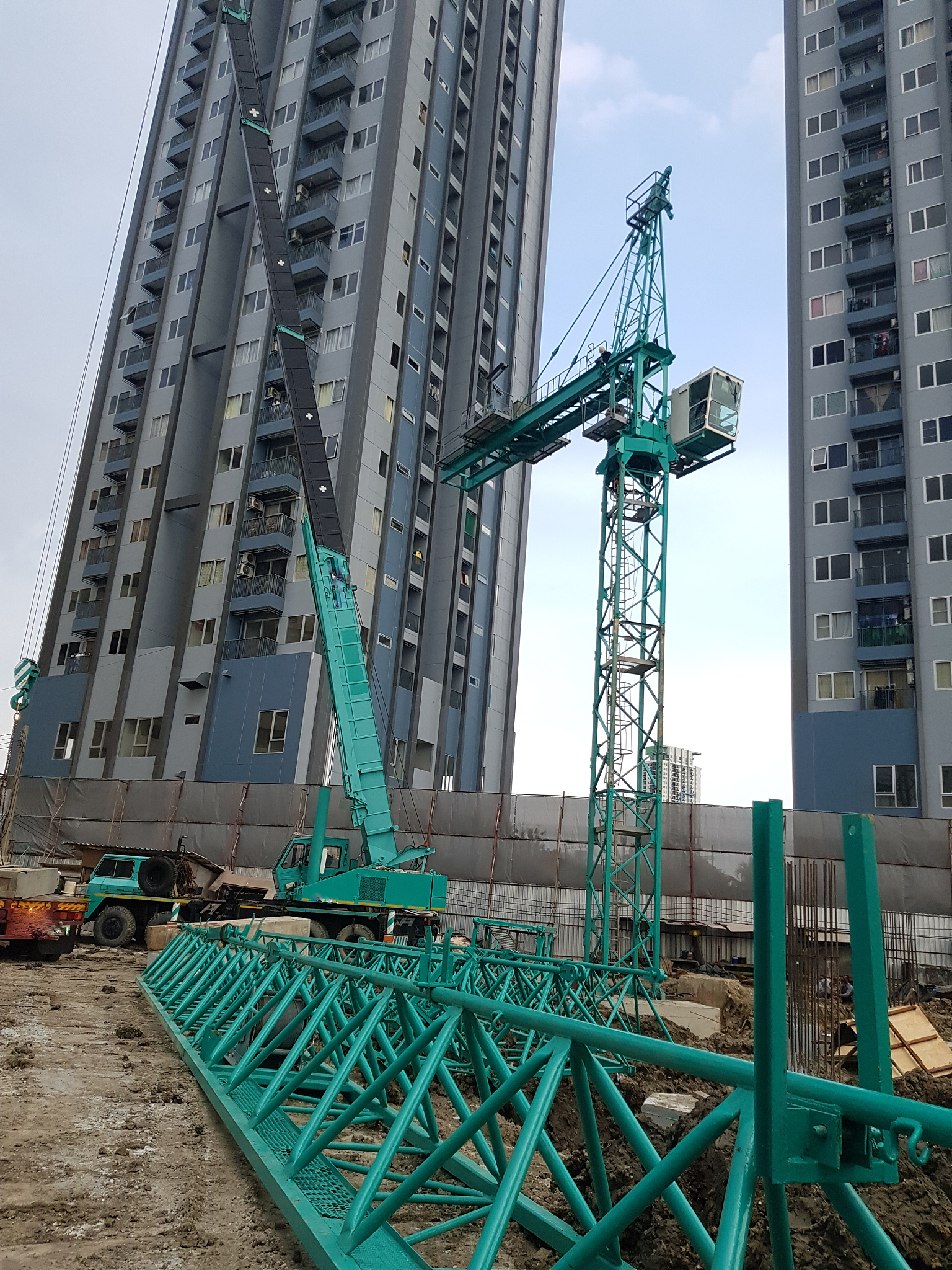 设备选型：根据实际情况选择适合的设备如吊篮、升降机等保证施工人员的安全和工作效率。