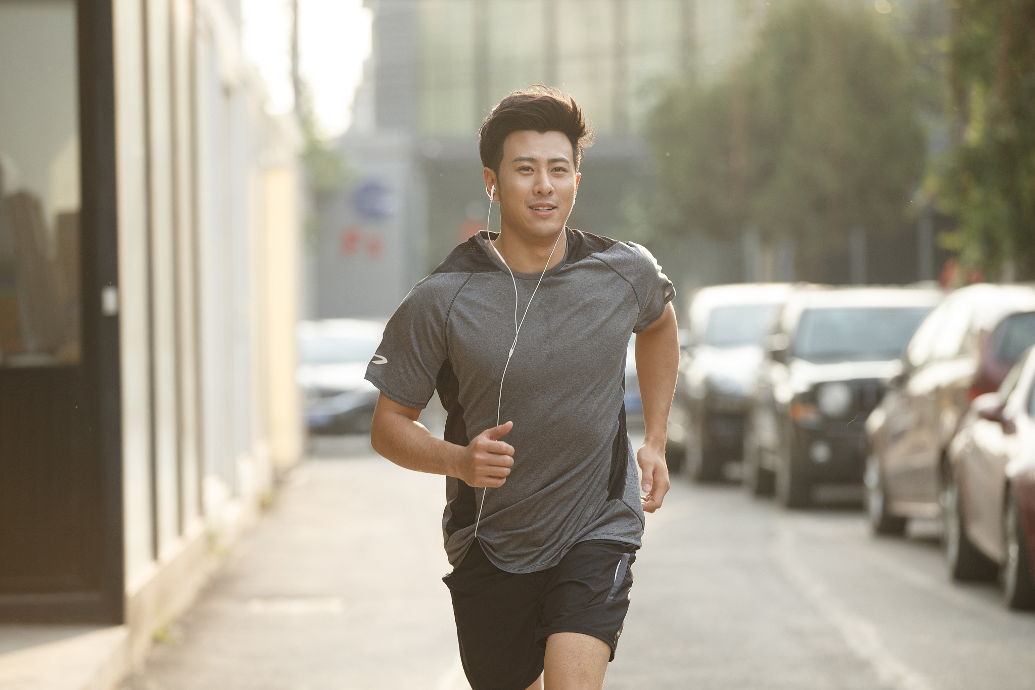 青年男人跑步健身