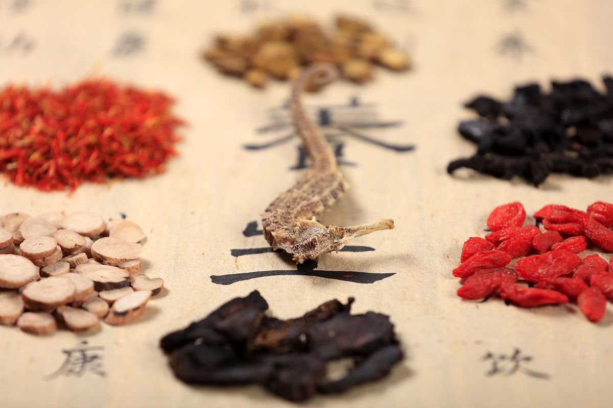 翻译以下文本为白话文 或阳明之燥金一强主肌肉胀满。 或太阴之湿土一强主单腹胀满有大如瓮者。 或厥阴之风木一强主少腹阴囊及脚腿胀满。 独少阴之君火一强则群阴见睍秋阳当空万魔潜消矣。 故仲景以脉微细、但欲寐称为少阴不足之病三泻心汤治少阴有余之病三急下法存少阴将绝之阴。 由此推之六经皆能为胀六经之方各有治胀之妙神而明之存乎其人耳。 总而言之元阳为本诸阴阳为标。 能知诸阴阳皆为元阳所化一元阳变而为诸