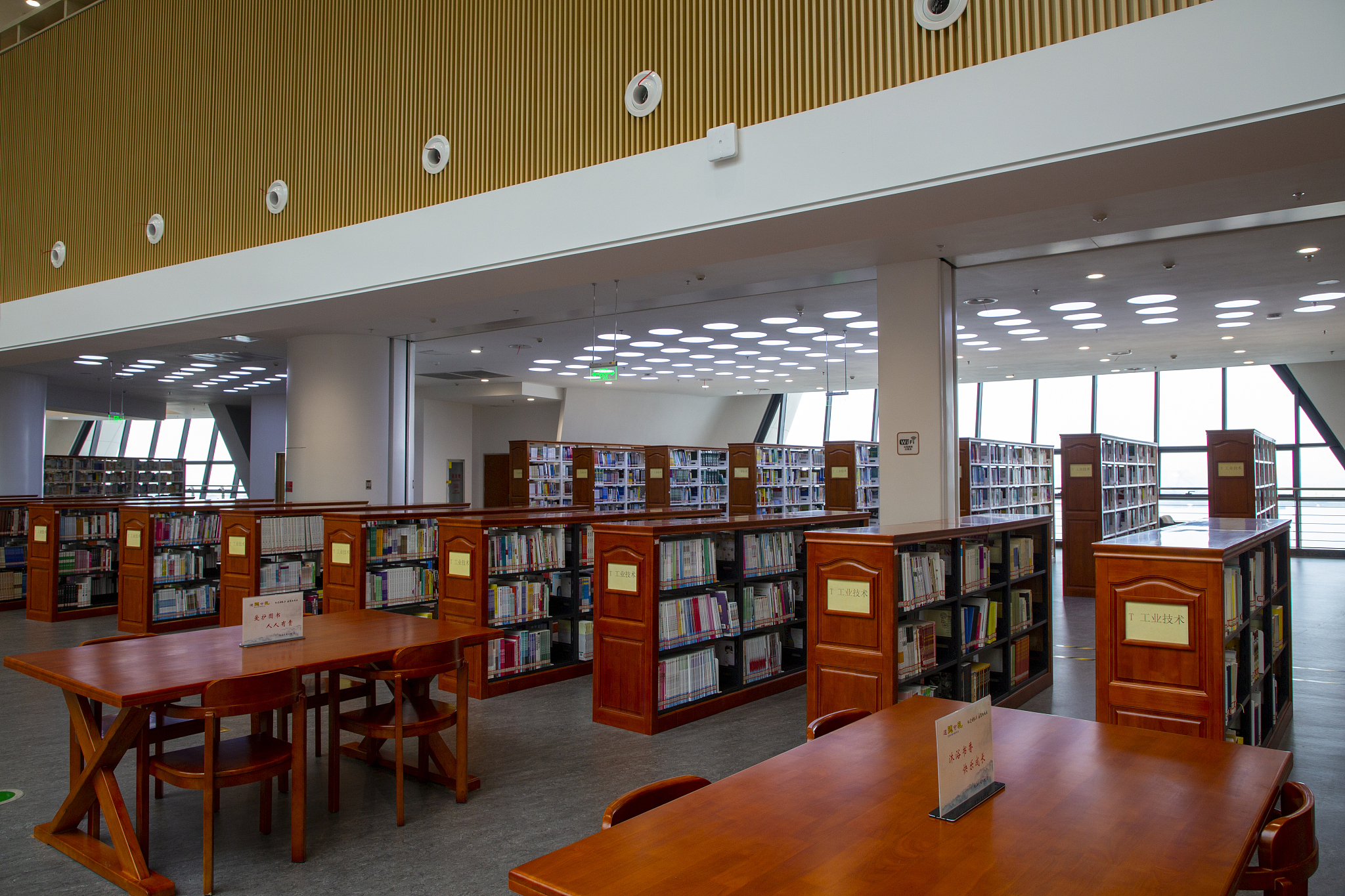 从围绕读者需求创新服务提升服务的公益性和教育性方面论述深圳市图书馆服务存在问题的对策建议写成一段话格式不少于300字。