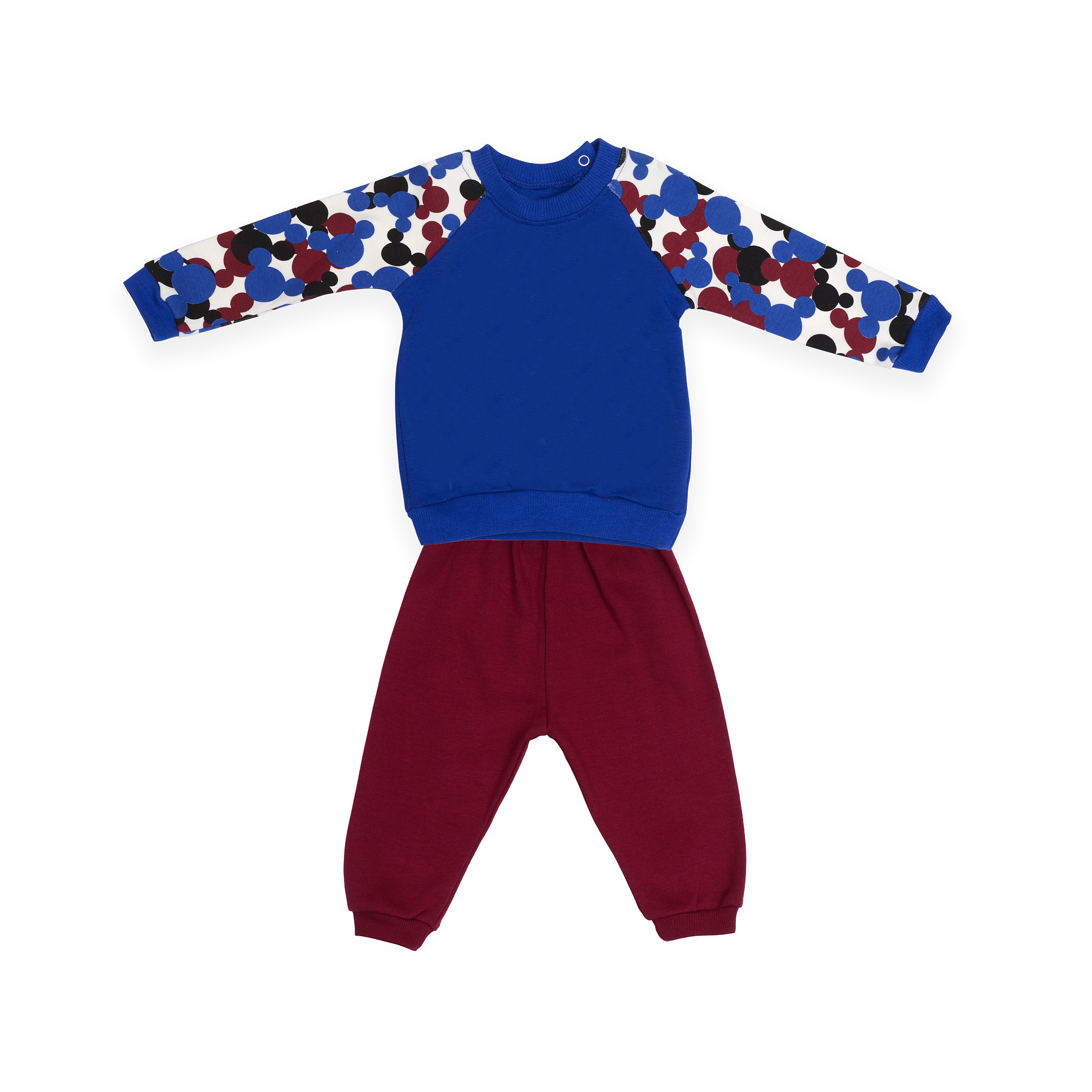 撰写一篇童装服饰穿搭文案以描述服装细节为主题服装类型：白色打底的休闲翻领开衫外套、简约气质感卡其色外套、休闲蓝色圆领T恤