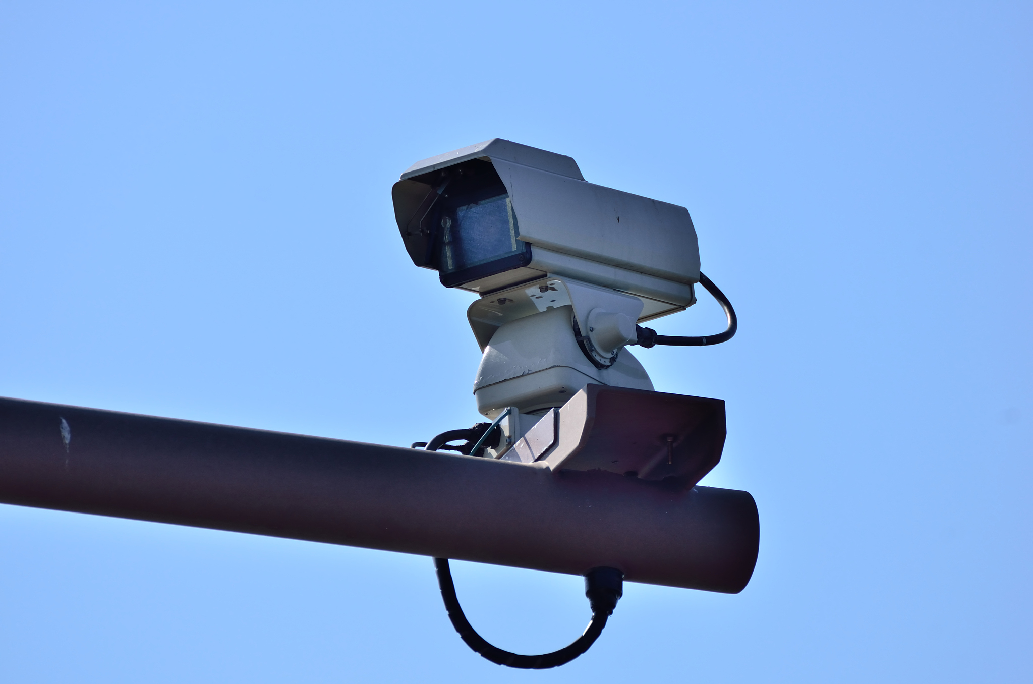 利用高拍仪及其配套的软模板将待检测的物体目标放在软模板上成像对目标进行分析 。 本课题要求实现：1利用软模板上的标注进行校正如有倾斜和必要的几何变换；2常见几何形状识别识别三角形、四边形矩形、多边形、圆；3计算目标的长、宽、面积等矩特征；4提取目标区域的颜色。