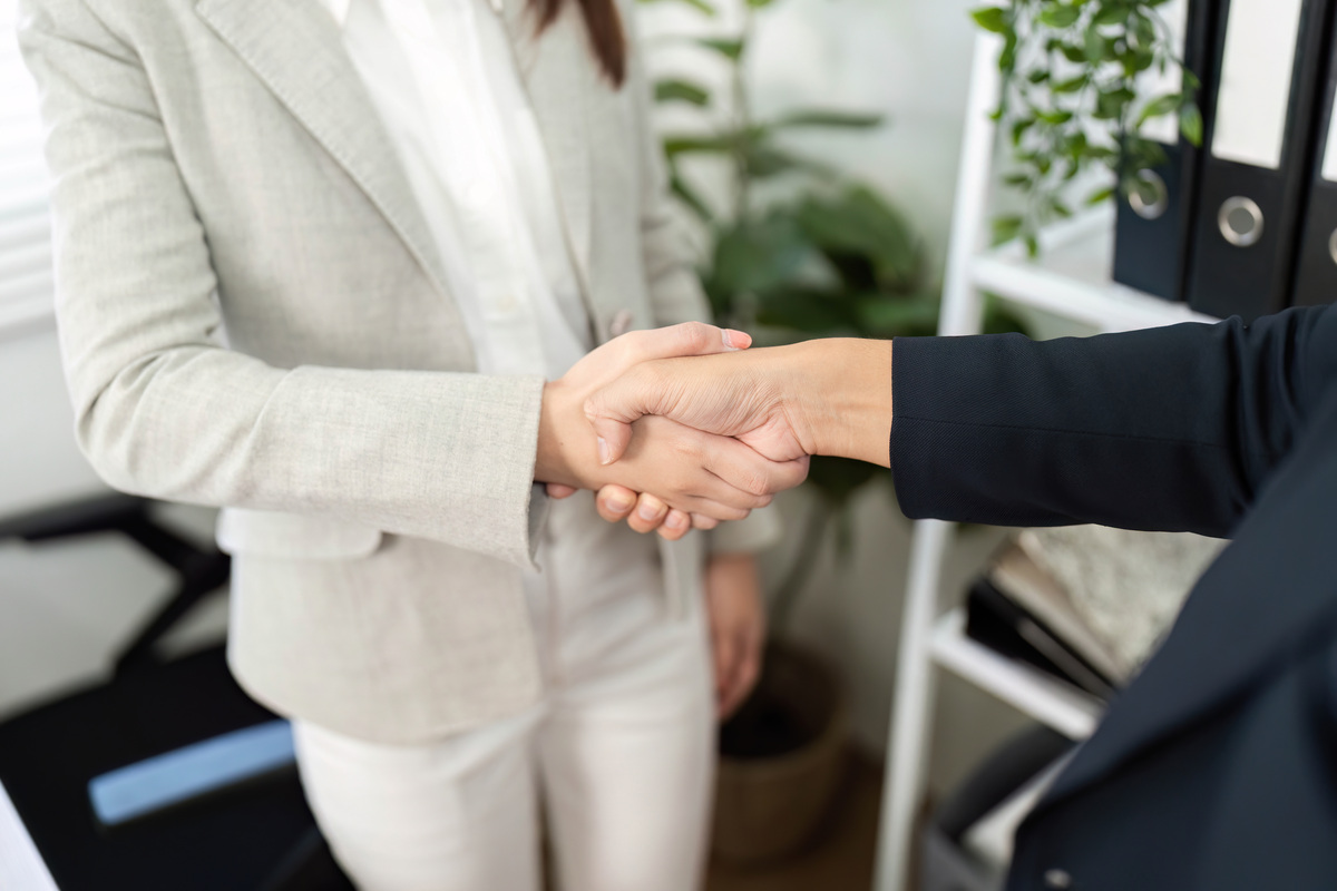 握手礼仪指南：10个细节助你留下良好第一印象