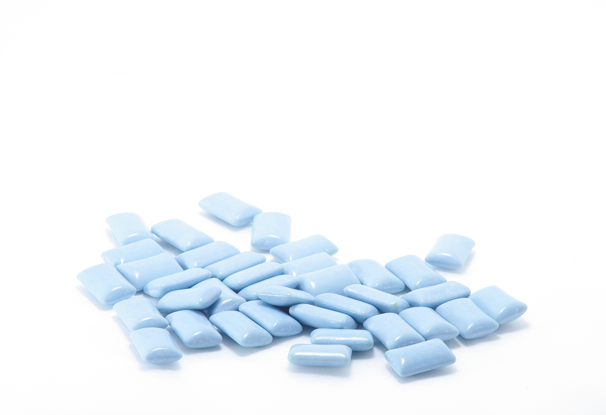 请将以下文字改写通顺更有逻辑：在食品和饮料领域中它具有甜度适中、口感清凉、热量低、溶解度高和稳定性优良等特点不会导致龋齿也不会影响血糖水平因此功能糖醇在常被用作蔗糖的替代品3在市场中越来越常见如烘培食品4、无糖糖果1、口香糖、冰淇淋、风味饮料5等6。