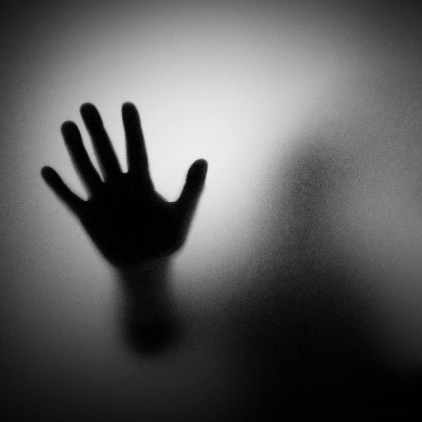 手受伤了的心情：痛苦、无助和孤独