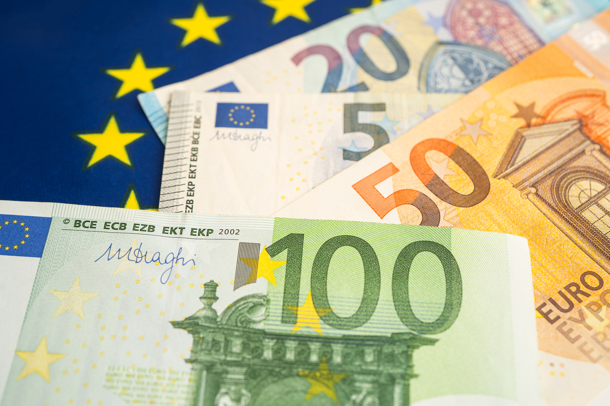 请以全球汇率体系相关知识理解并分析英镑对美元暴跌和央行加息、通货膨胀等国内经济状况之间的关系7分以及对英国外贸、外商投资等国际贸易、国际资本流动的影响3分。