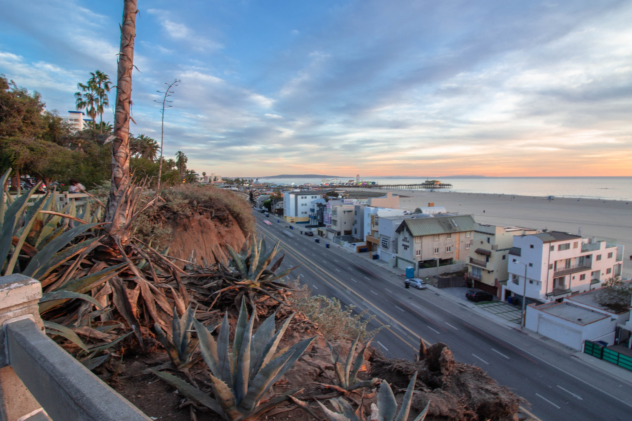 翻译Study Area Our study area of Long Beach California see Figure S1 Supporting Information has a wide mixture of different land use and road types including major arterials lesser arterials and a dense