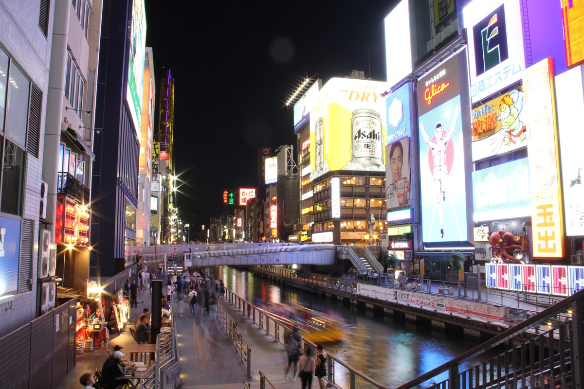 请描写一下一个日本村镇的街道繁荣的画面
