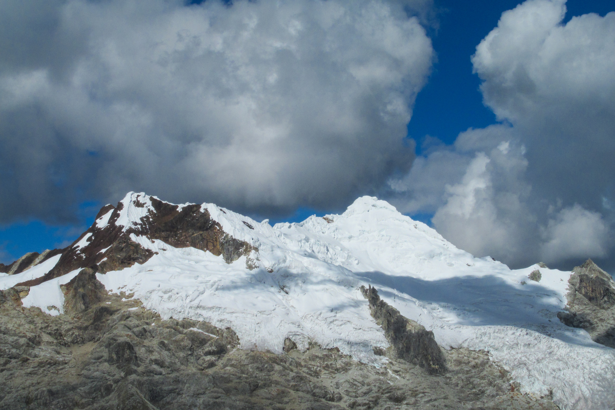 秘鲁的瓦拉斯卡兰国家公园山景,有白雪覆盖的安第斯
