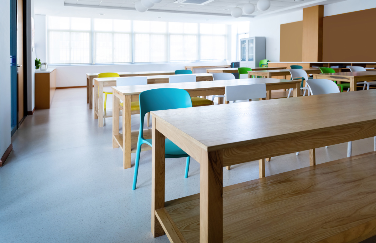 写一个贴在自习室门上的保持安静的文件：语气委婉