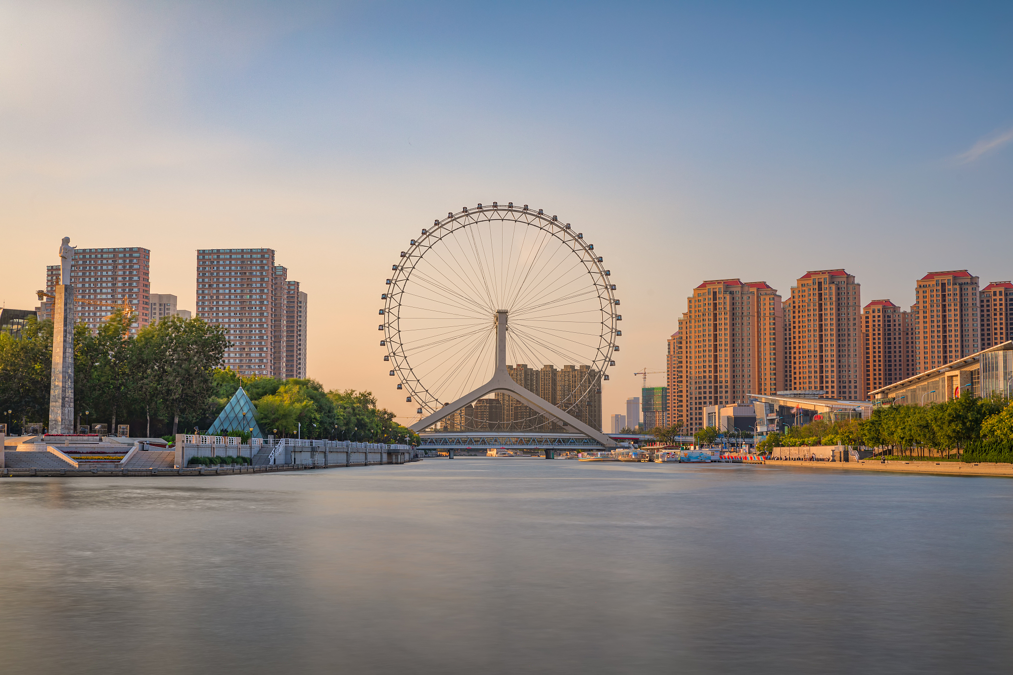 黄昏日落天津之眼都市风光城市天际线建筑海河摩天轮旅游目的地