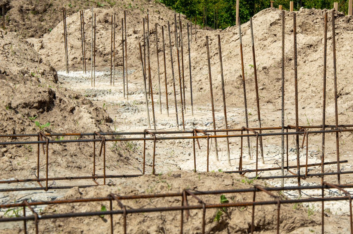 你正在撰写论文建筑边坡工程及其应用的探讨请从问题陈述和解决对策两个方面论述建筑边坡工程存在边坡渗水的问题分别写成一段话格式不少于500字。