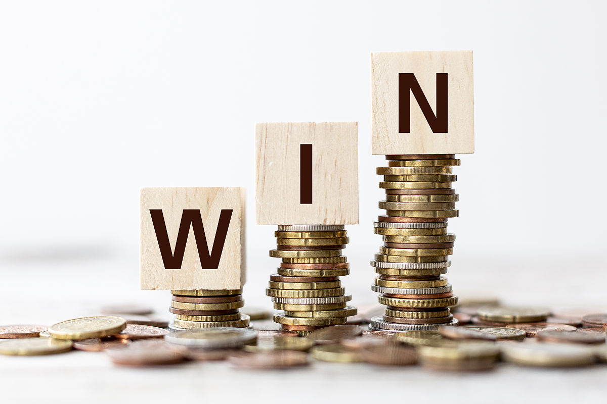 赢的概念.木制立方体站立,带有"win"文字."n
