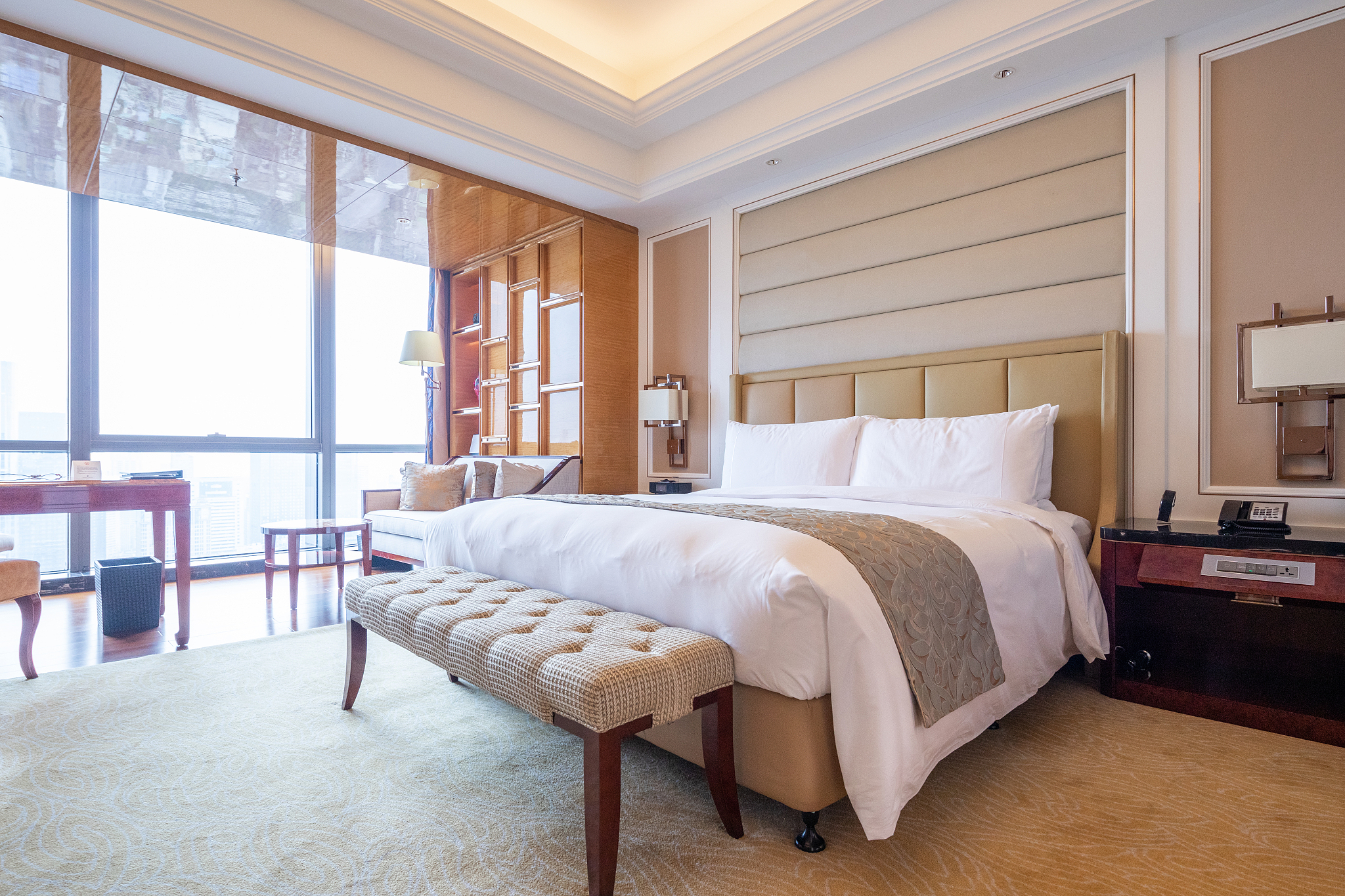 我方是承租出租方房屋做酒店用的承租方由于签完租赁合同后发生疫情耽误有二个月施工时间再加上正好赶上春节又耽误二个月时间导致合同约定的免租装修期无法装修好酒店另外房屋一楼楼梯口金店出口地方希望协调一下尽快给腾出来以免影响酒店一楼大厅装修进程。以上内容给出租方写一份申请一是申请延长免租装修期限租赁期相应延长二是申请协调一楼楼梯口腾出空间便于酒店装修。