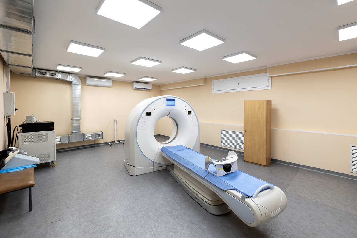 你是华中科技大学机械学院的一名学生刚刚参观了一家关于医疗先进检测设备例如CT机核磁共振DR的高科技公司的展品展览和生产车间请写一份不少于800字的报告。