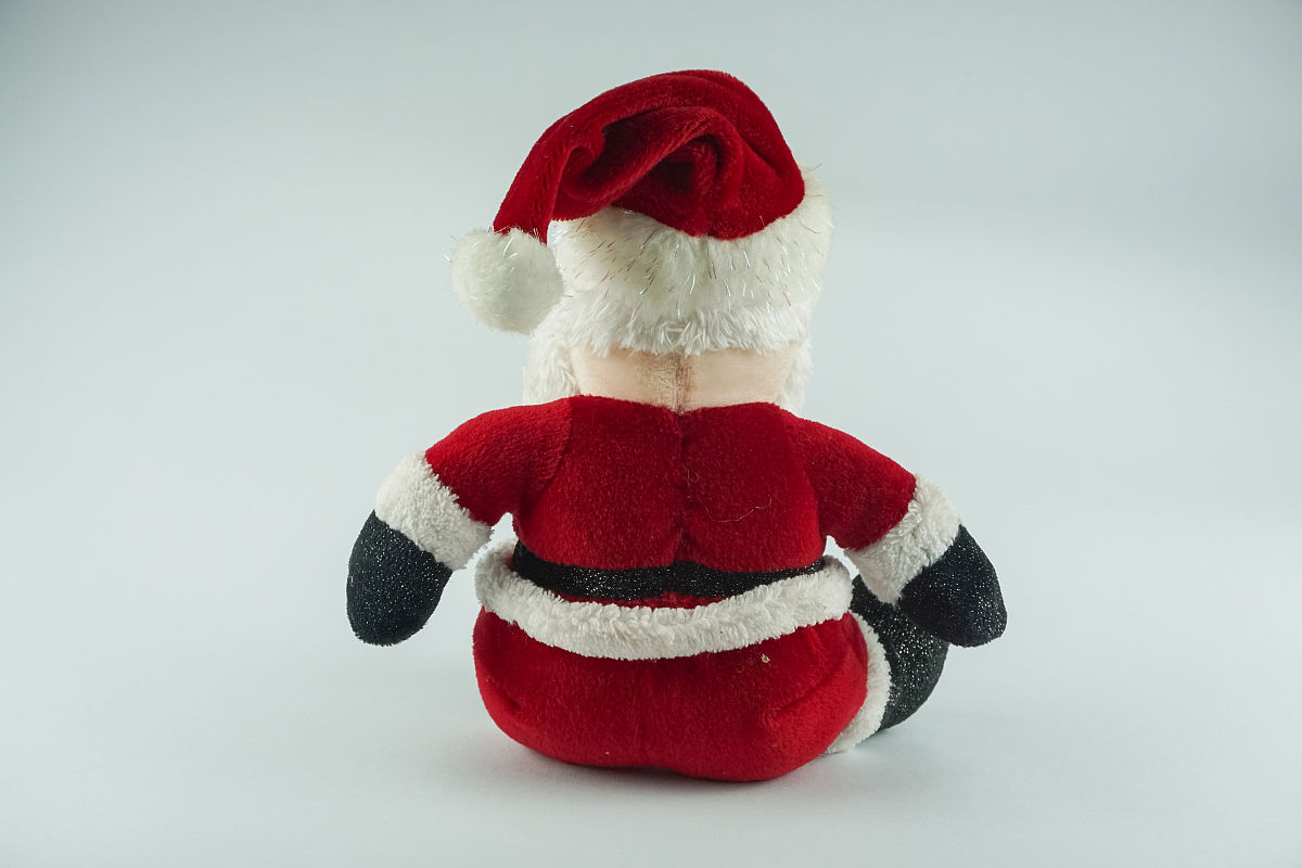 红色帽子黄色头发蓝白相间格子裤的洋娃娃雅皮士布娃娃