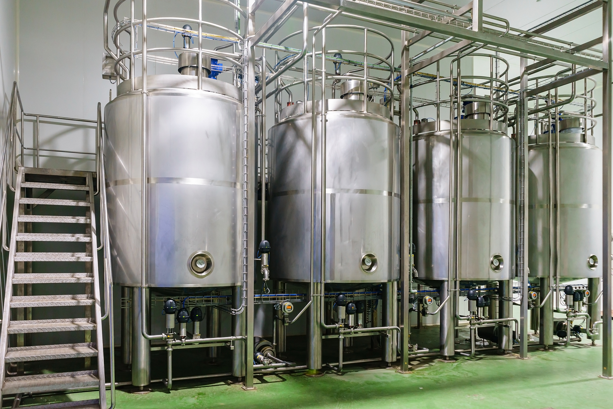 463083731：透明质酸生产所需要的设备有哪些？说出二十种以上并进行相关介绍		透明质酸生产需要的设备主要包括以下二十种以上：1反应釜：透明质酸生产的核心设备用于反应透明质酸原料和交联剂。2加热器：用于加热反应釜中的透明质酸原料和交联剂。3冷却器：用于冷却反应釜中的透明质酸溶液。4搅拌器：用于搅拌反应釜中的透明质酸溶液使其均匀混合。5过滤器：用于过滤透明质酸溶液中的杂质和不溶性物质。6离心机：