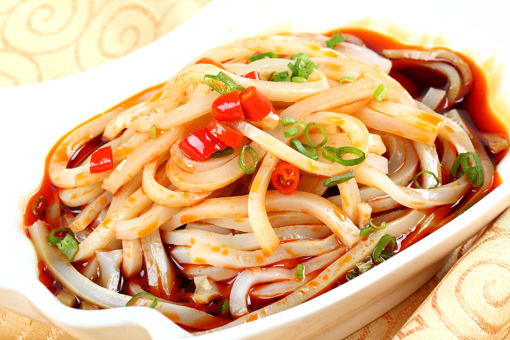 关于菜品凉拌苕皮的营养搭配的分析左右。引用参考文献13篇。引用参考文献格式：文中引用参考文献的句子用角标数字符号标注文末对应数字标注参考文献的题目和作者。论文格式：第一段：标题；第二段：30字摘要第三段：凉拌苕皮菜品描述第四段：分析凉拌苕皮营养搭配优缺点第五段：给出建议第六段：列出13篇参考文献