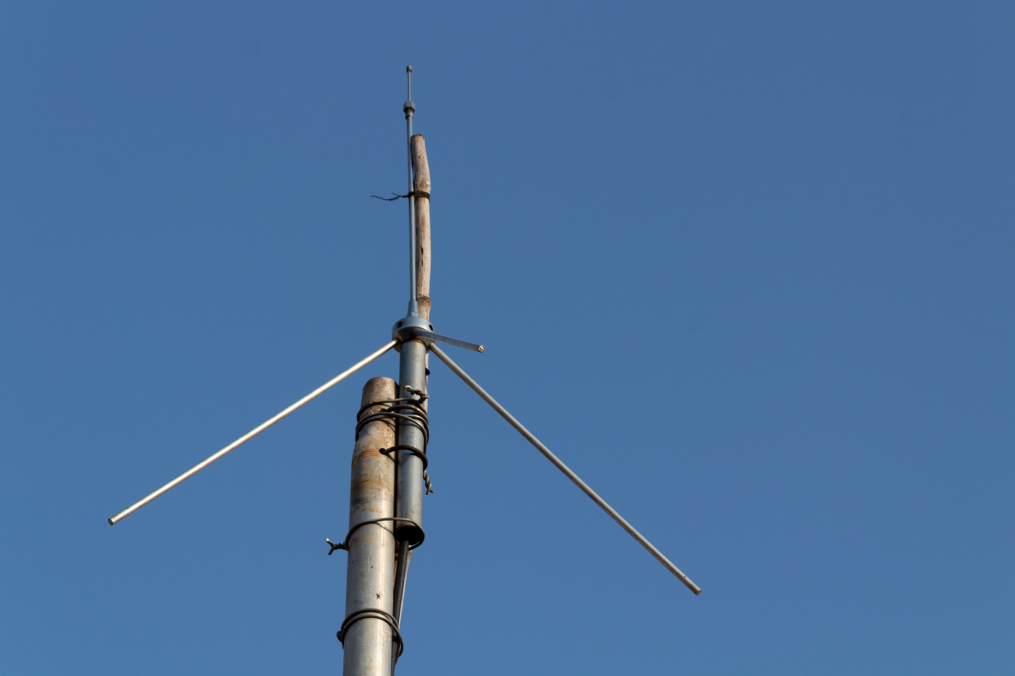low angle zoom-in shot of an antenna fixed to a pole with clear 