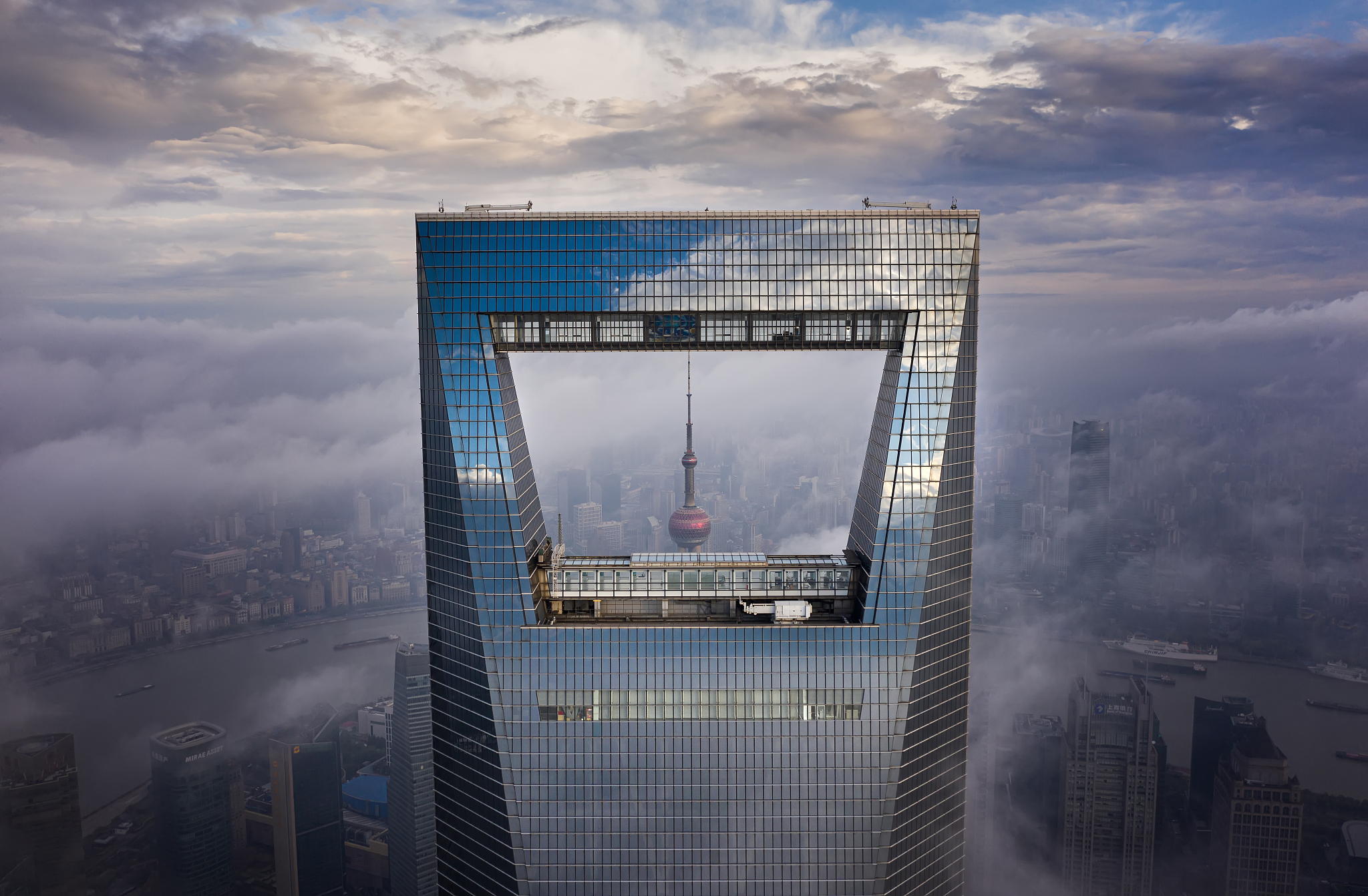 我国地标建筑众多代表着中国的历史、文化、艺术和现代化进程。以下是一些著名的地标建筑：1 故宫：位于北京市中心是明清两代的皇宫被誉为世界五大宫之首。它的建筑风格独特保存了大量的历史文物和艺术珍品。2 长城：位于中国北部是中国古代的军事防御工程被誉为世界七大奇迹之一。它的历史悠久建筑工艺精湛是中国文化和民族自豪感的象征。3 天坛：位于北京市南部是明清两代的皇家祭祀场所也是中国古代天文学和气象学的重要研