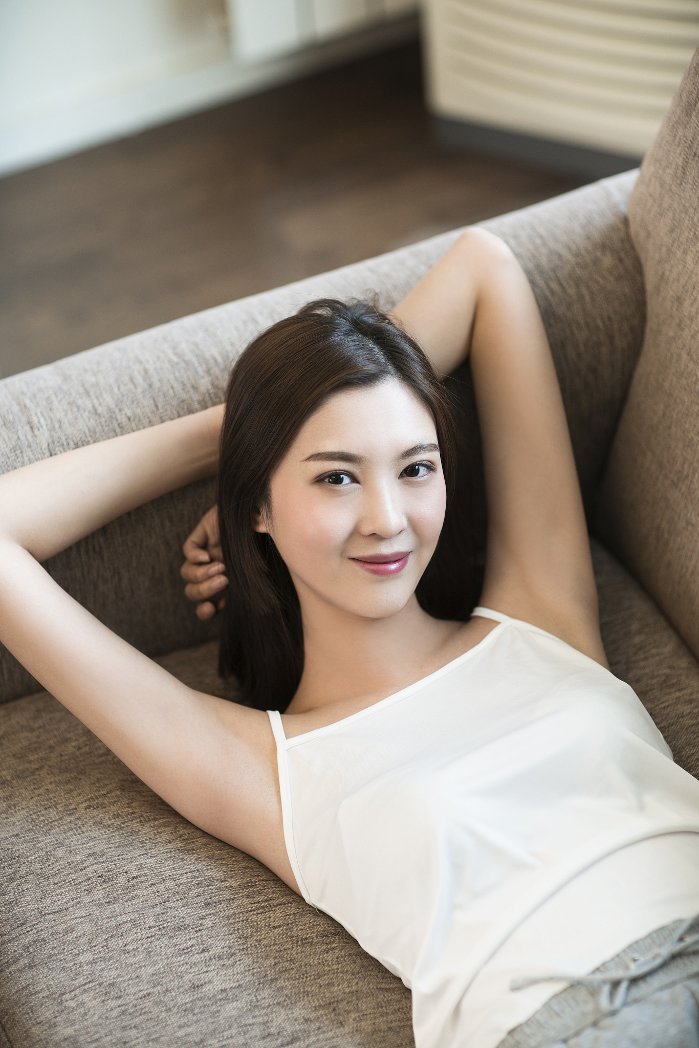 年轻美女躺在沙发上休息