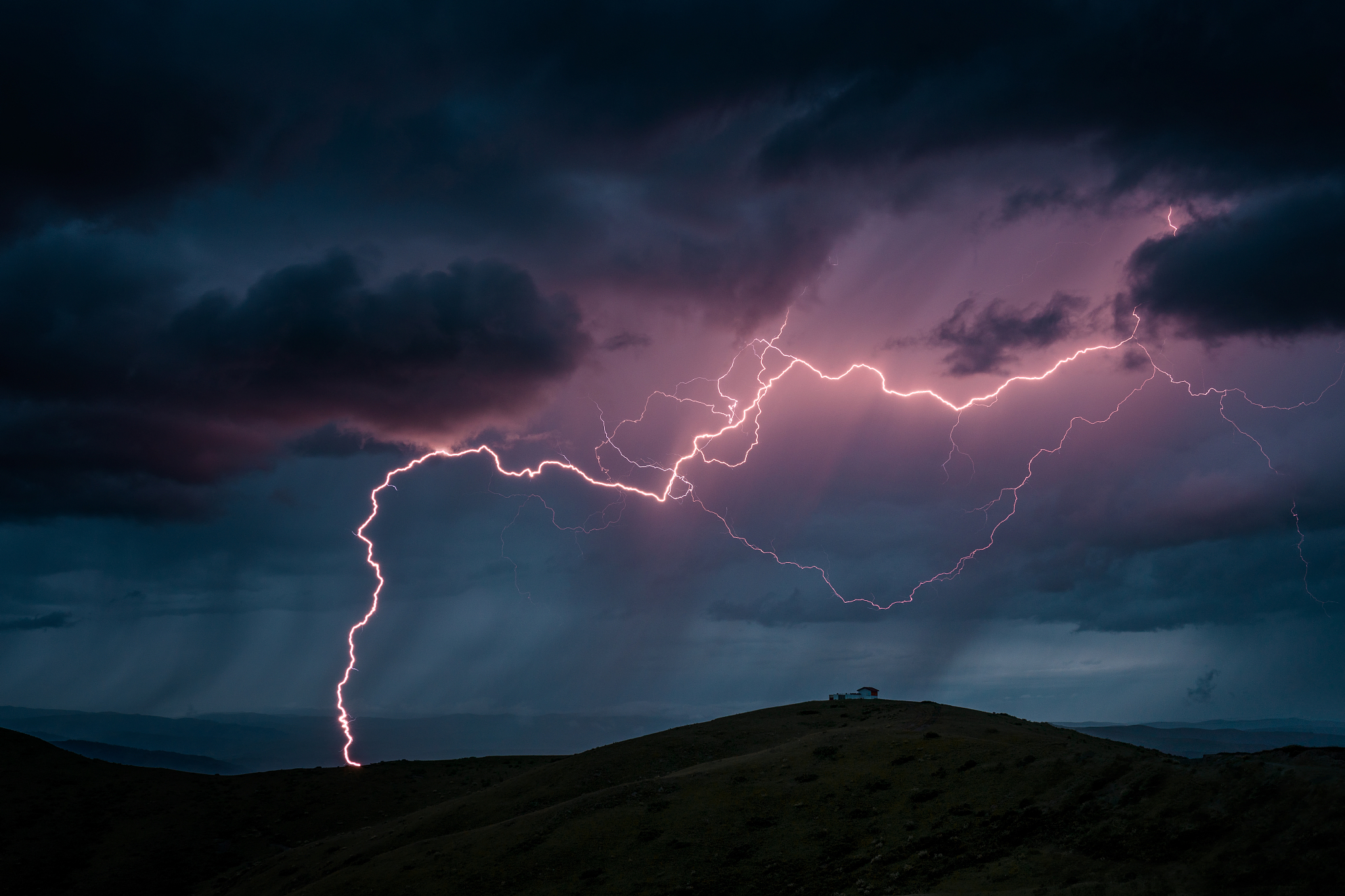 消失得最快的自然界现象不是彩虹不是海市蜃楼而是闪电。它扑闪如电光火石焚烧空气焚烧雨云如死神的歌谣。闪电哪儿也不去哪儿也收容不了它除了苍穹。雷声仅仅是闪电焚烧时的噼啪之声。请根据以上文字意境写一首诗