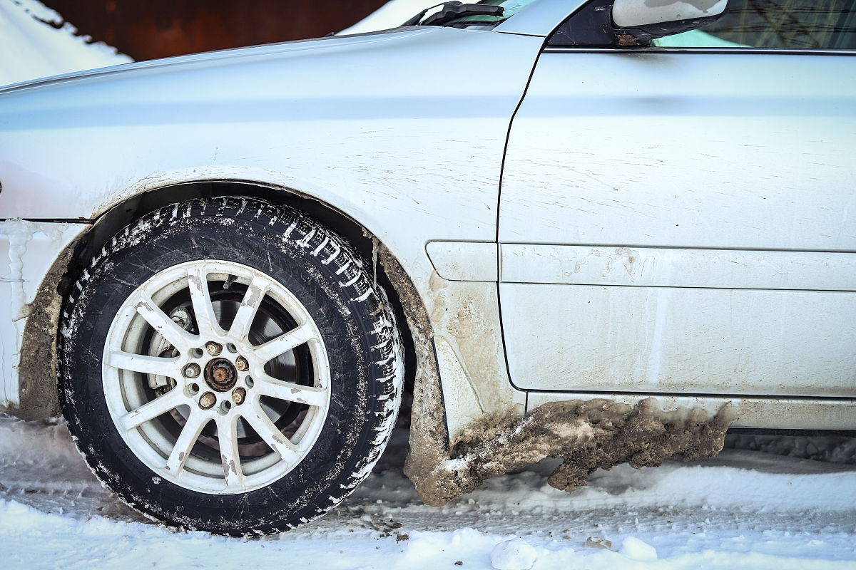 汽车过完冰路面后发动机声音特别大怎么回事？