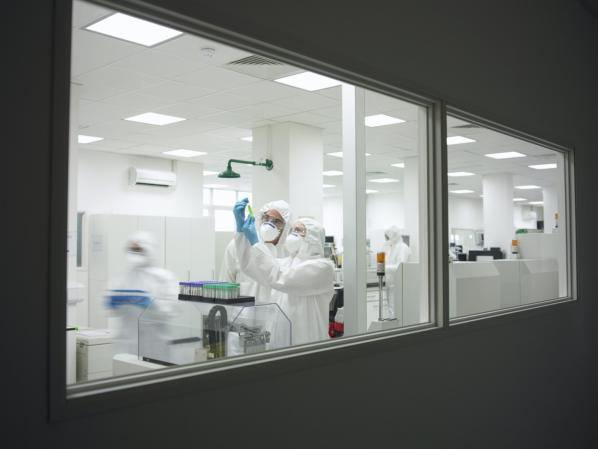 请描写一下白色的实验室