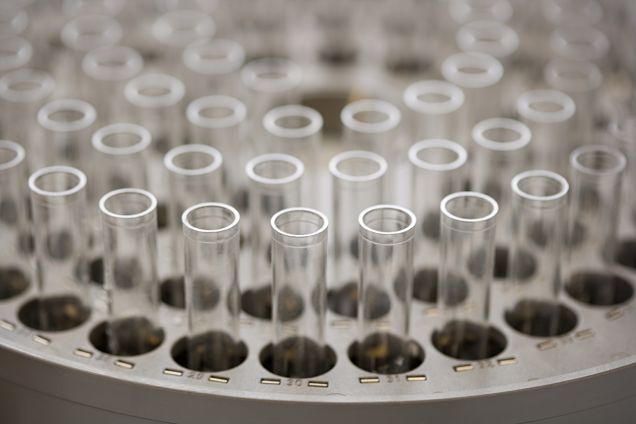 合成的纳米立方体经离心沉淀Eppendorf德国eppendorf 5424后在10 mM CTAB溶液中重新分散。计算出BDAC和DIW的库存溶液的适当量并加入使每个样品的最终BDAC浓度为一半NC溶液体积的体积使最终CTAB浓度为5 mM如上所述。首先加入DIW以防止不必要的絮凝。根据适当的条件混合和离心。由于18R和17S太小无法絮凝它们被从纯化中排除。37R和32R以1000 g离心10分