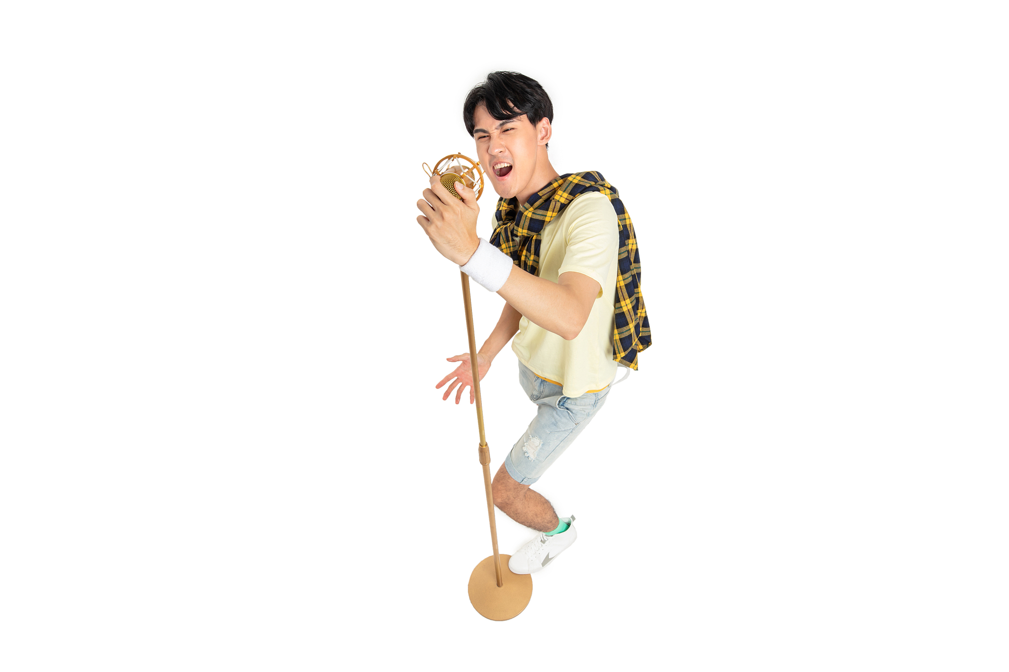 仰着头的年轻男生