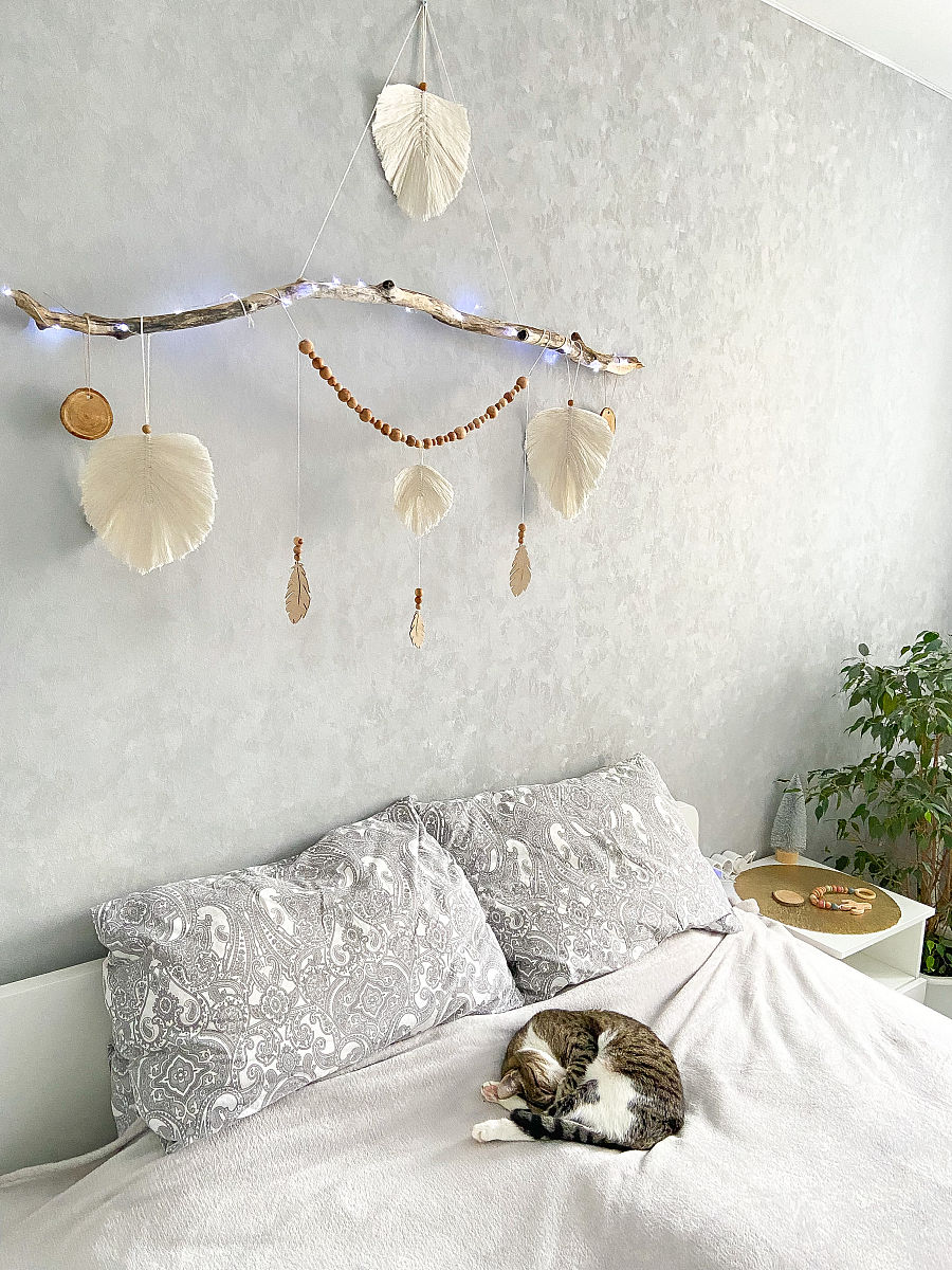 你正在撰写论文软装饰材料在室内环境艺术设计中的应用分析请进行墙面软装饰材料的应用分析写成一段话格式不少于300字。