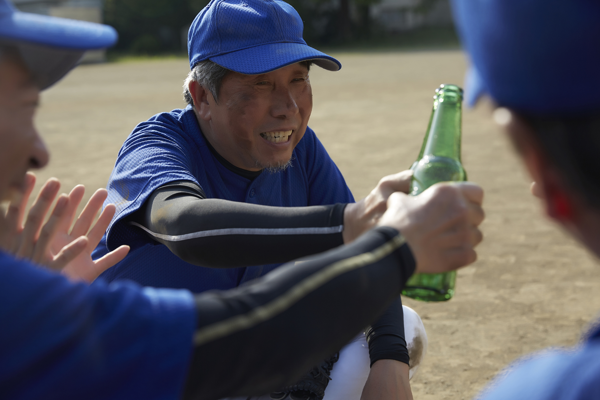 聋哑男子辛苦捡瓶被抢，为何号啕大哭？