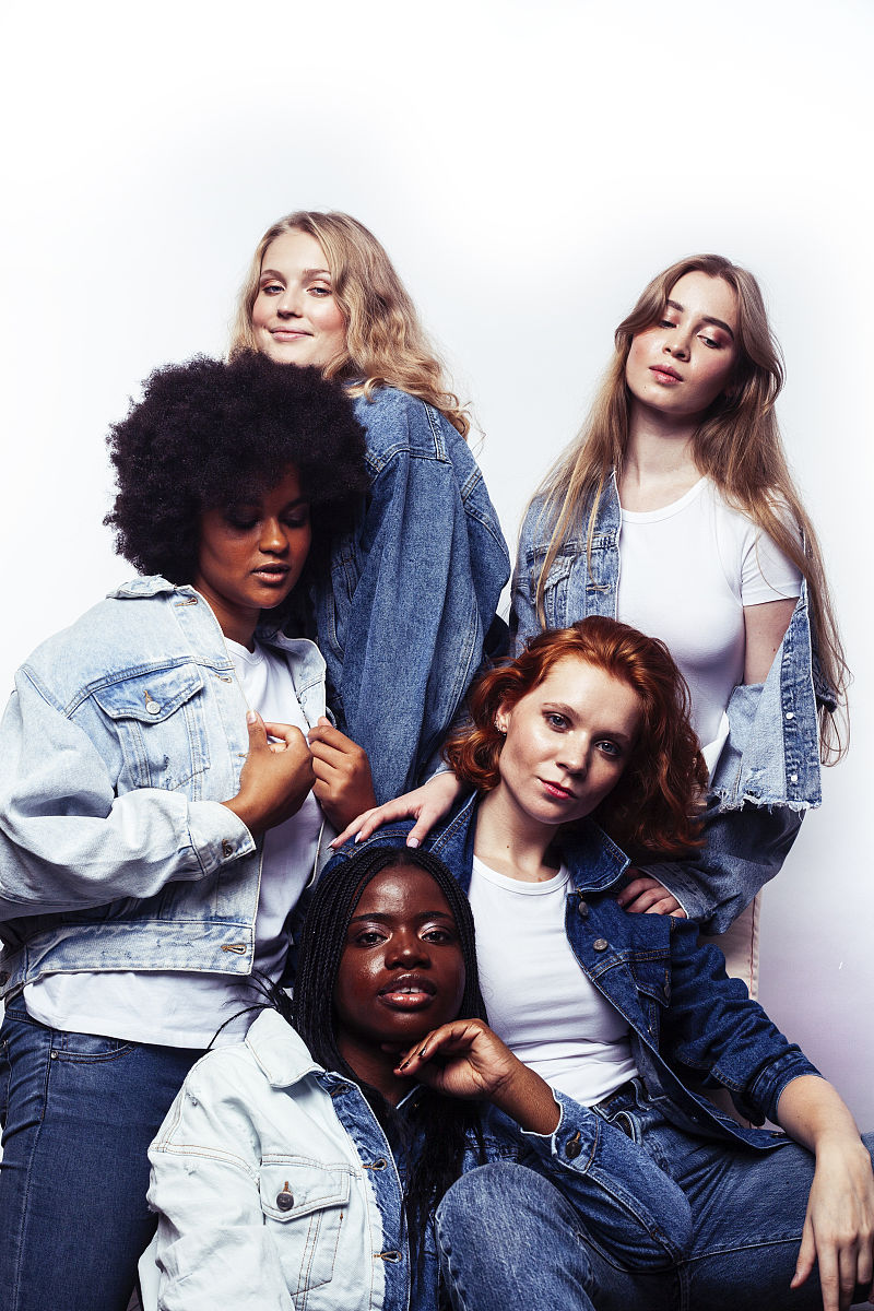 使用1000字描述《穷查理宝典》第一章内容并结合近代打工人作例子进行讲述。