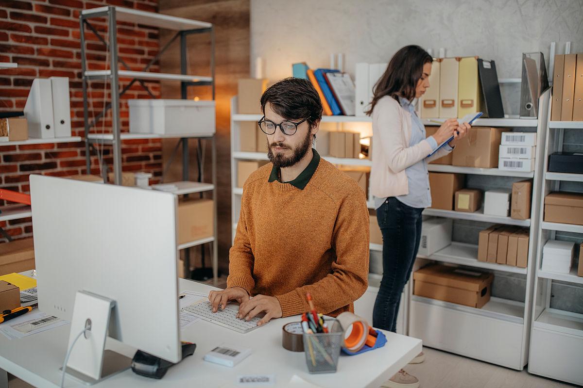 它是熵权法与TOPSIS的相结合。熵来源于热力学概念它表示一个体系的混乱水平。熵权法属于一种综合评价方法有一定的客观性。它指出信息熵越小其包含的信息量就大那么相应赋予更大的权重。此方法可以对评价指标进行客观赋权避免了人为因素带来的主观影响。TOPSIS法先通过计算确定最优解和最劣解再计算各待估方案与最优解的欧氏距离最终得到各待估方案的相对贴近度并进行排序。它是熵权法与TOPSIS的相结合。熵来源于