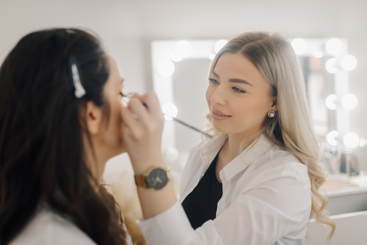 西安化妆学校告诉你不善沟通的人能做化妆师吗