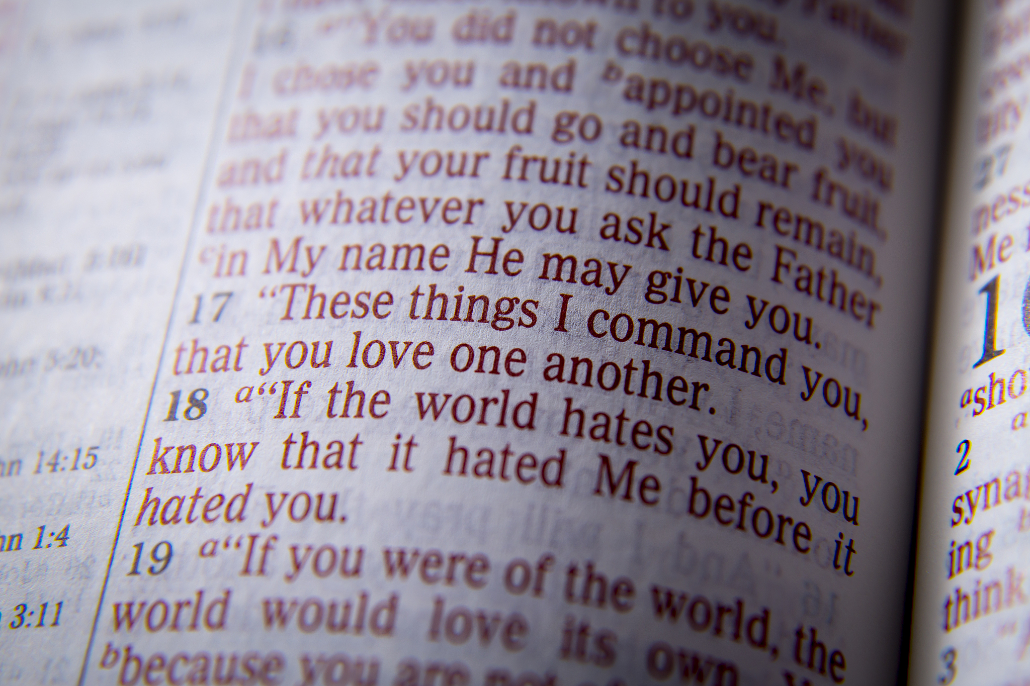 基督教教士多次不当行为：多次吓到我，却毫无歉意