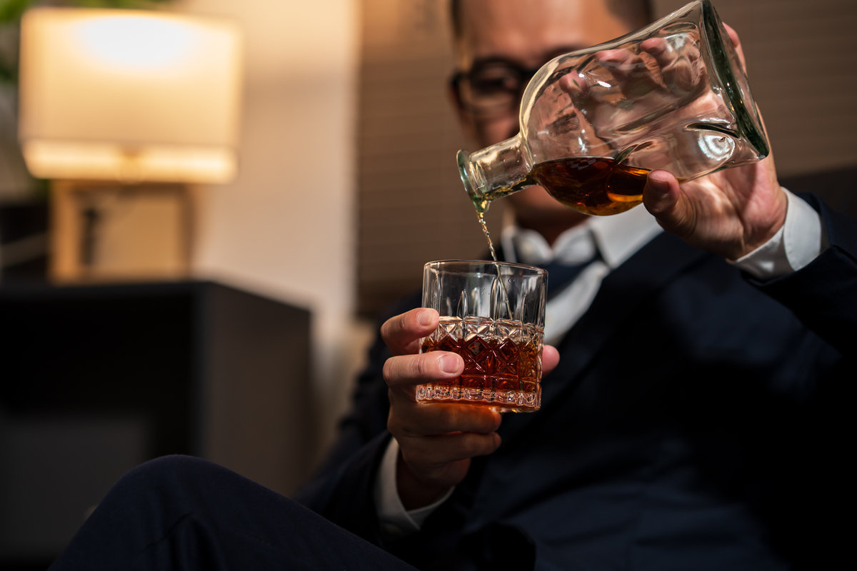 男人爱喝酒的原因及影响：正面与负面分析