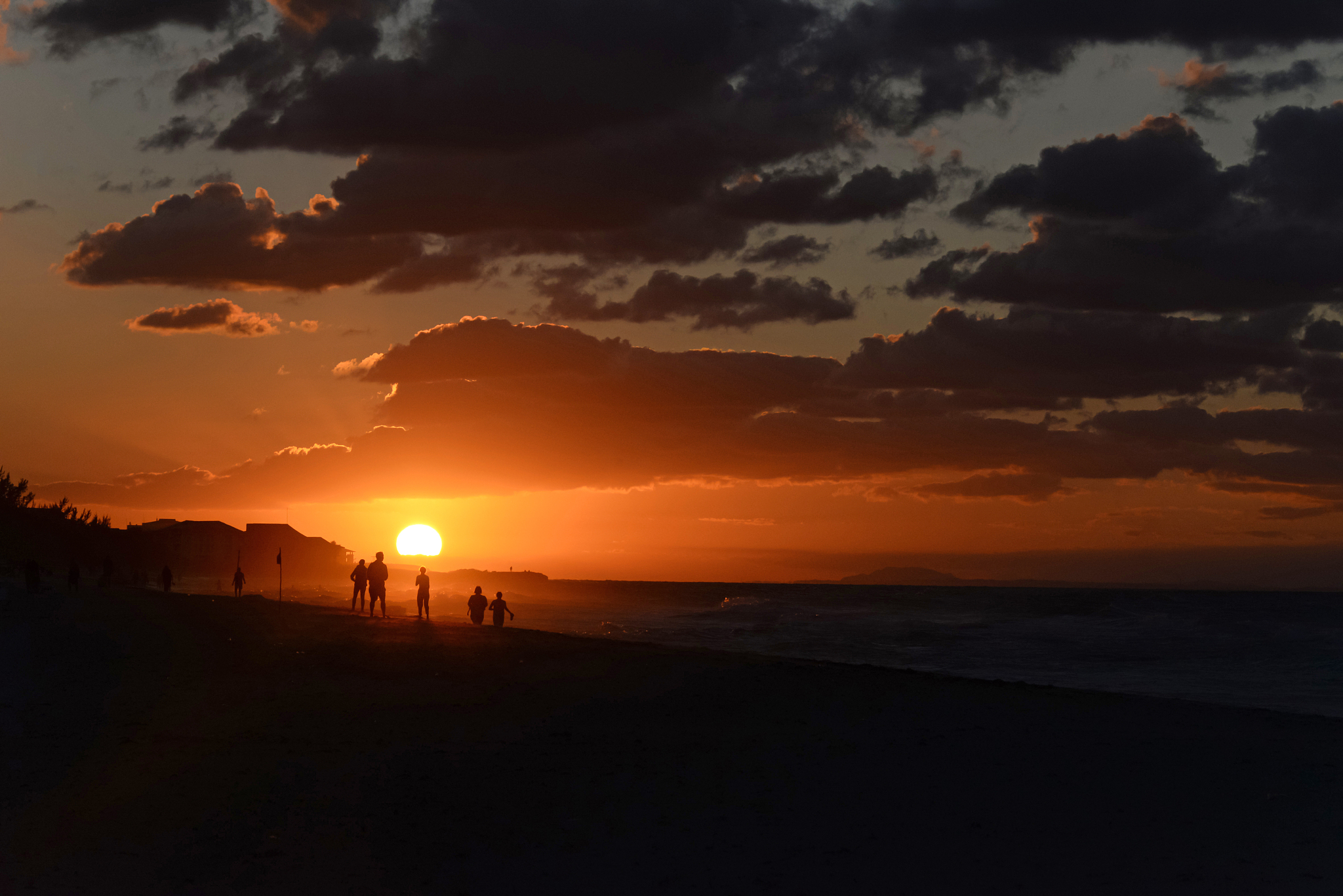 写一篇关于“有一天，我看了44次日落”的文案