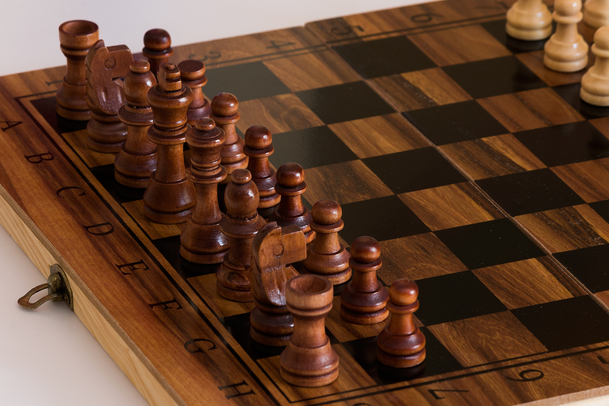 C++解决经典的马踏棋盘问题：回溯算法实现