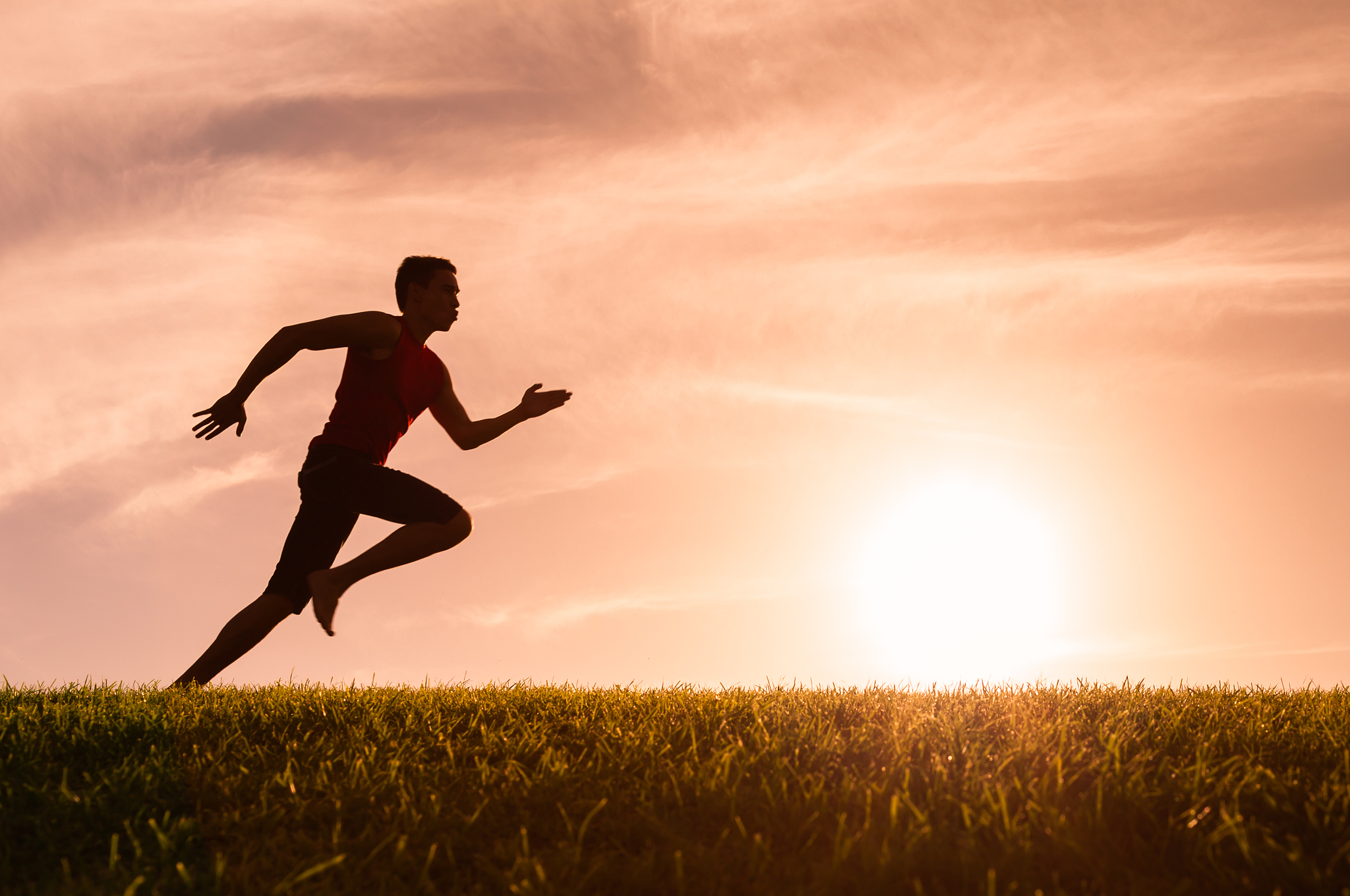 梦到在操场奔跑喊话，意味着什么？