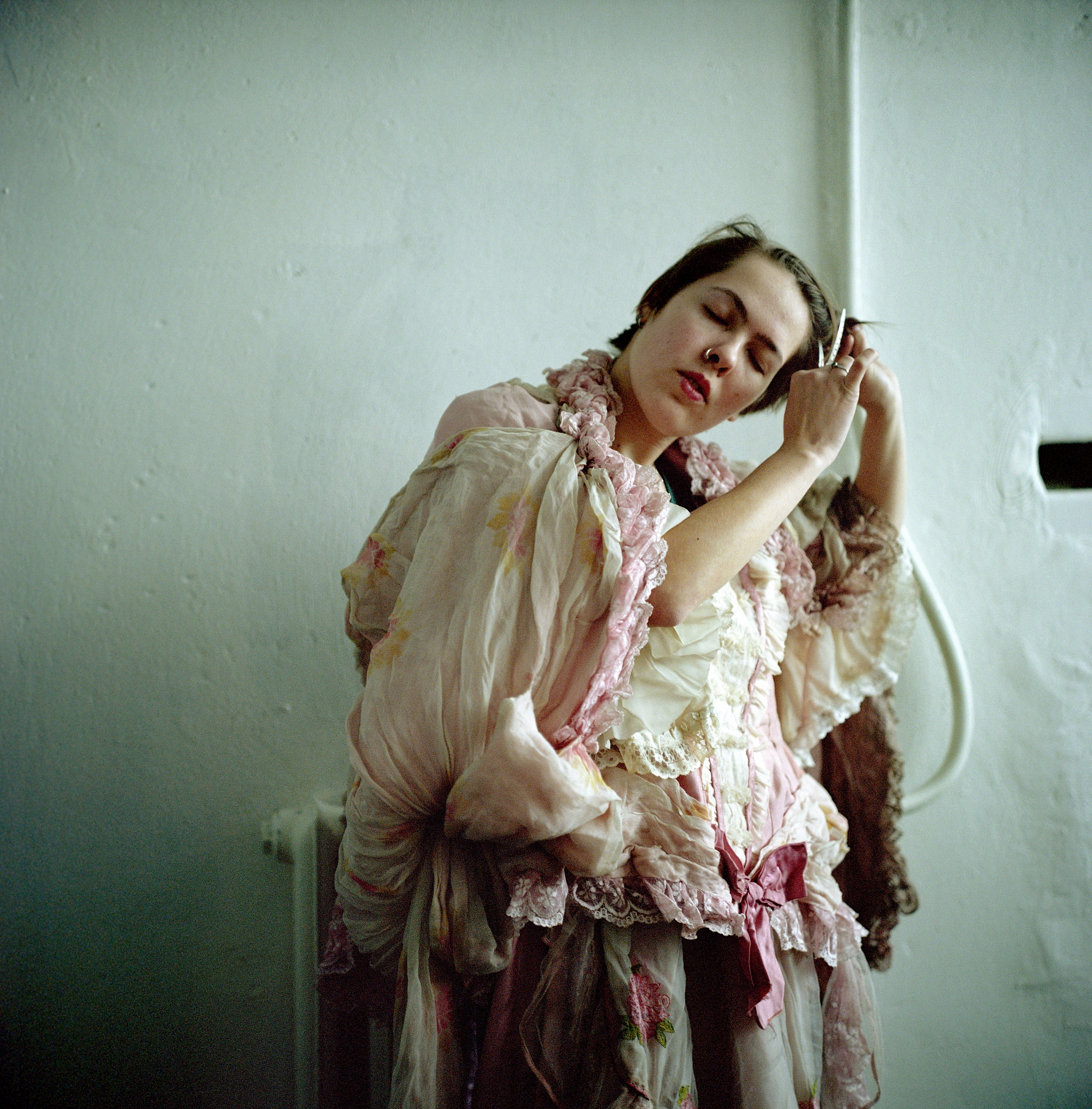 列举玛格丽特·阿特伍德的小说《The Testaments》中的故事人物含对应的汉语名字及其所患病症或场景并进行详细描述。