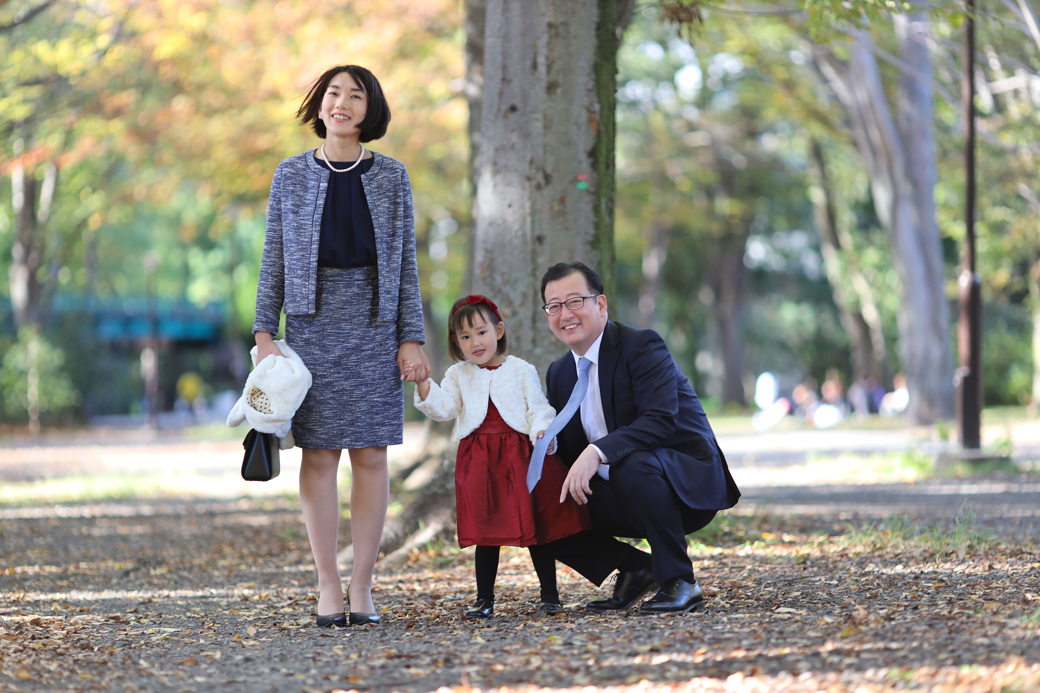 japanese parents with their daughter at shichi go san celebratio