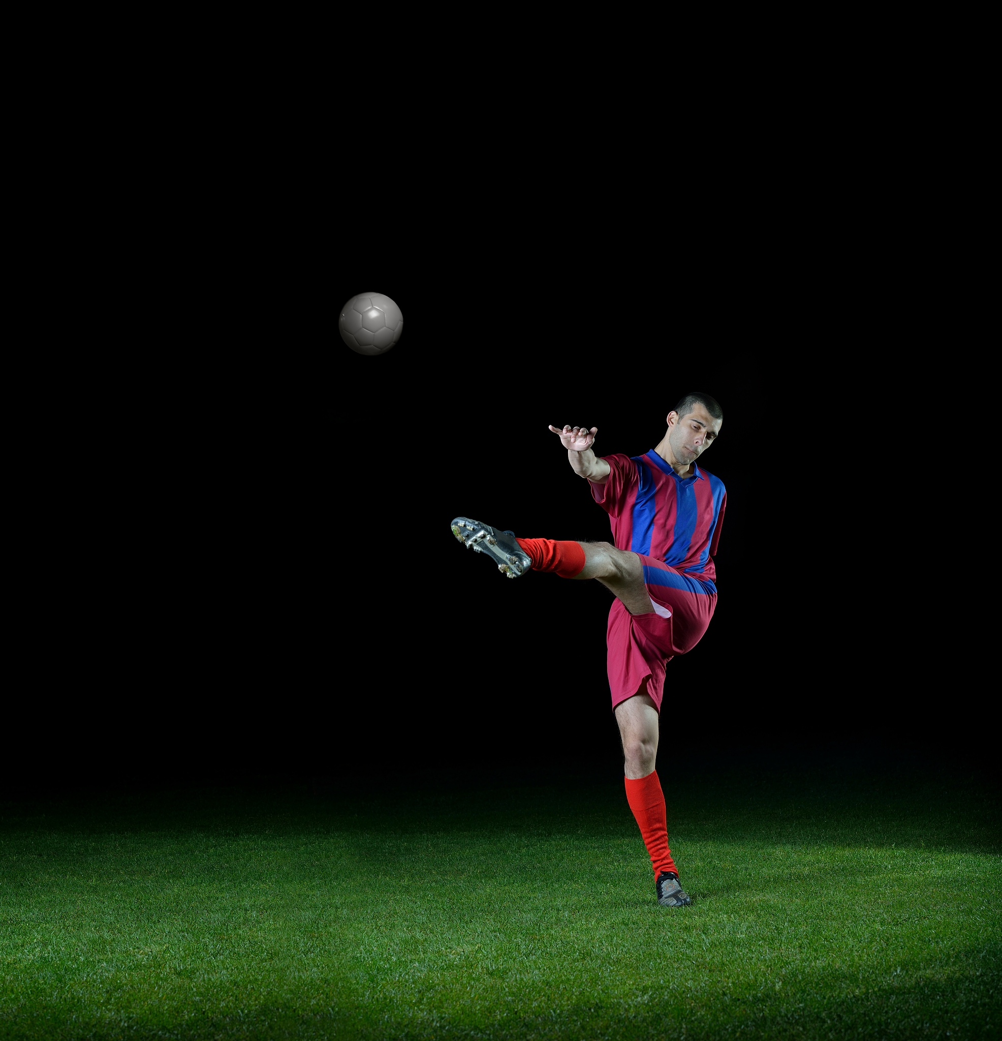 足球招式技巧大全：控球、传球、射门、过人秘诀