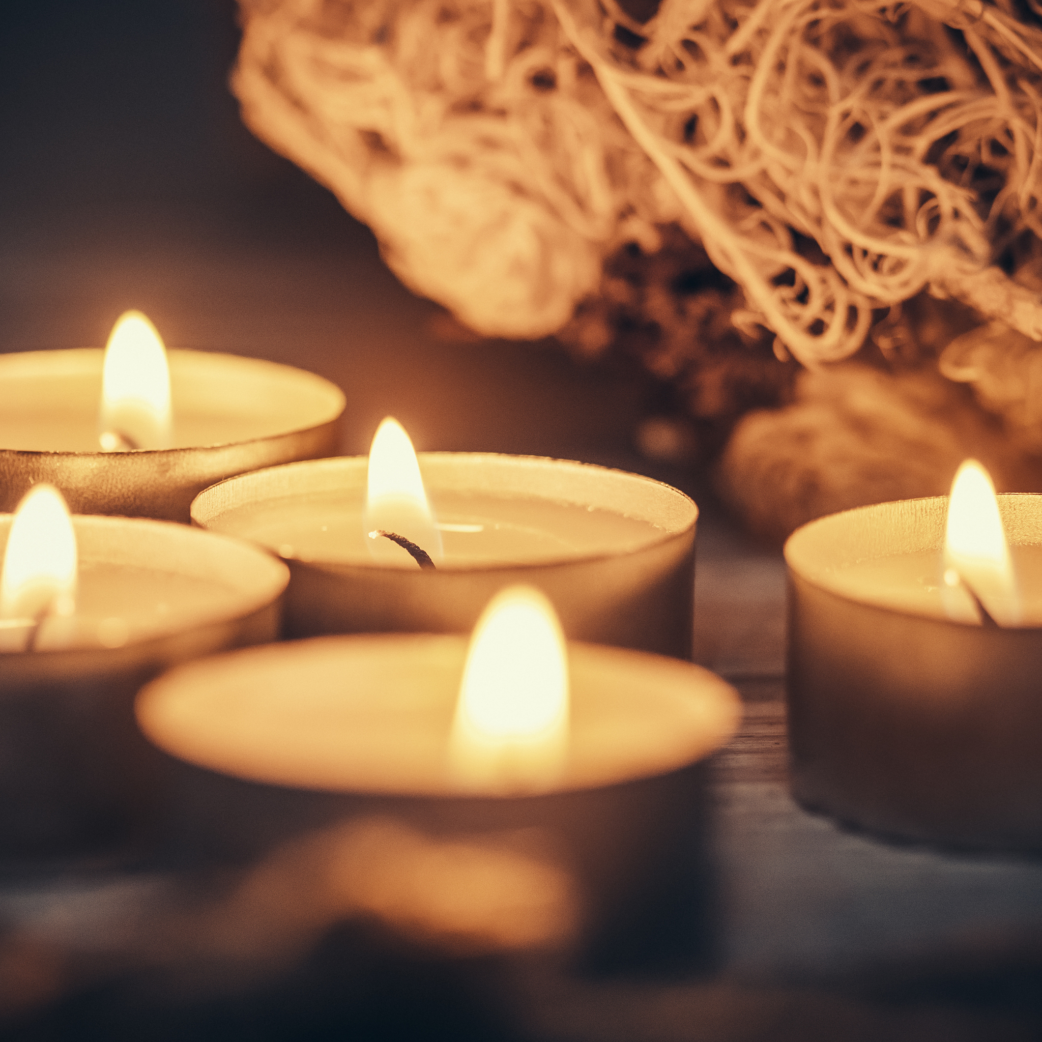 写一首悼念二年前去世的亡妻的词。该夫妻共同生活了六十年！